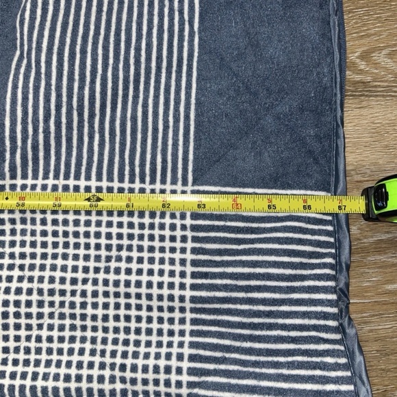 UGG Mischa Quilted Outdoor Blanket Hiking Beach Picnic Camping Gray White 60x72 - Picture 6 of 8